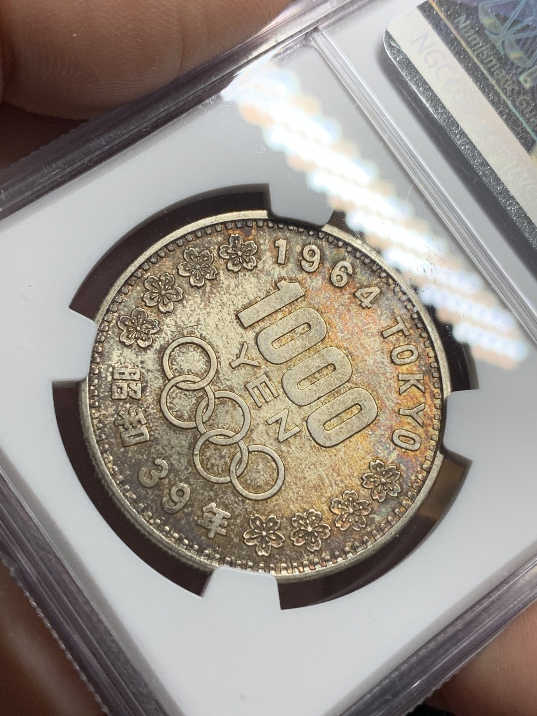 《竞宝斋》第115场-周日，周一 ，2场连拍（全场包邮） NGC MS66 日本 1964年 东京奥运会 1000日元银币 20克 925银 金色包浆 状态不错