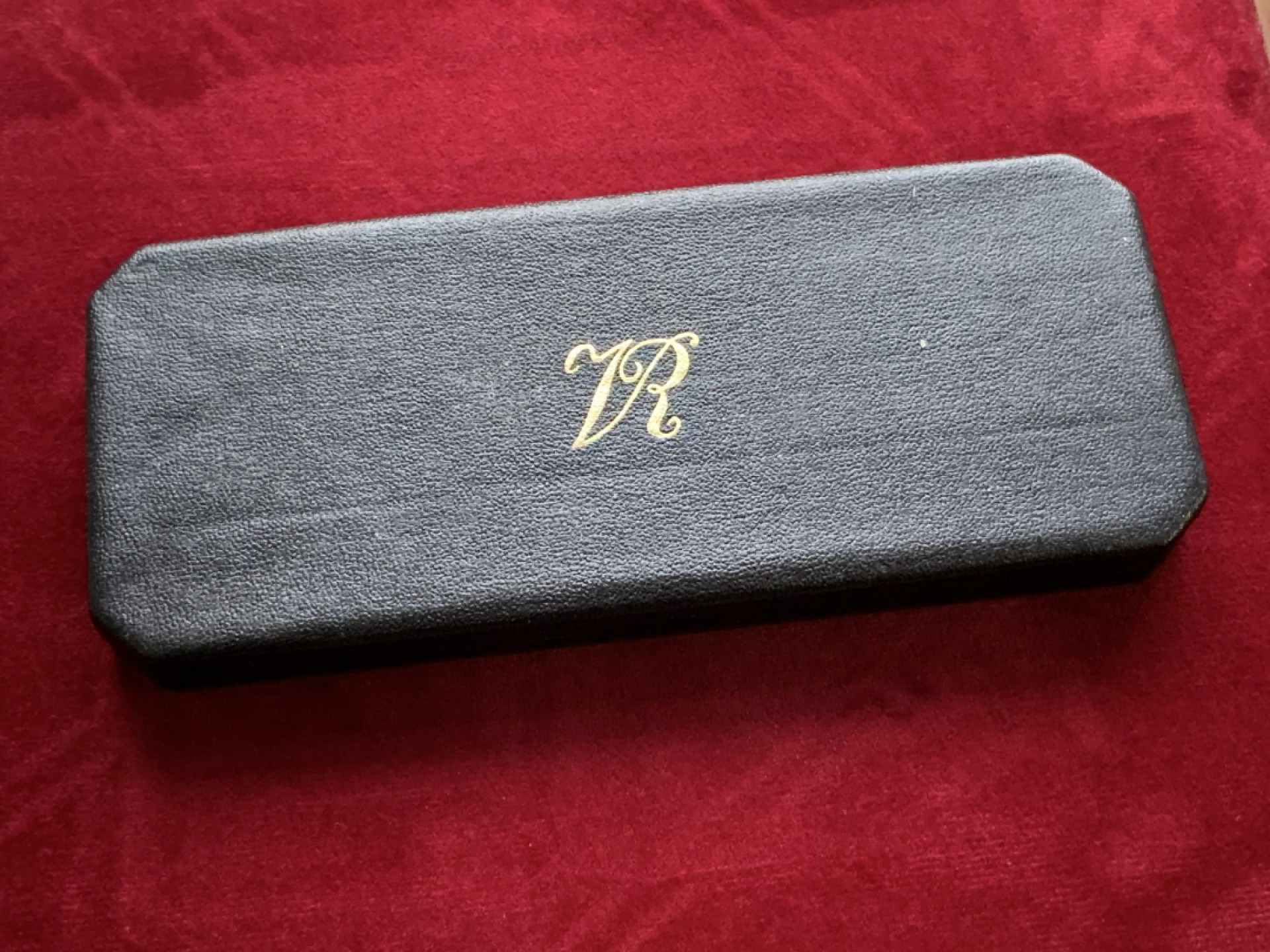 《竞宝斋》第115场-周日，周一 ，2场连拍（全场包邮） 盒装 一套7枚 英国 1887 维多利亚 高冠 版 银币 包浆不错  细节见图 从3便士到克朗马剑银币