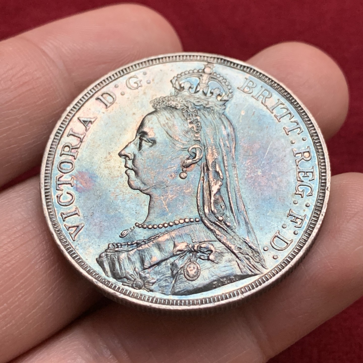 《竞宝斋》第115场-周日，周一 ，2场连拍（全场包邮） 英国 1887年 维多利亚 女王 高冠版 克朗马剑银币 深彩包浆 细节不错