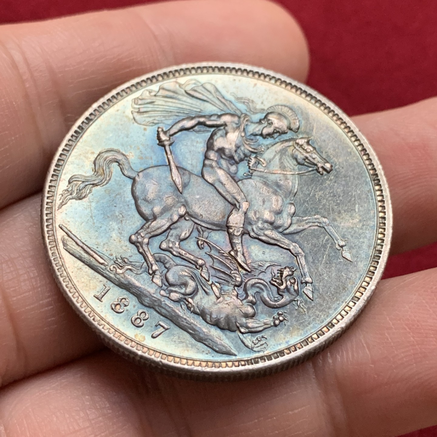 《竞宝斋》第115场-周日，周一 ，2场连拍（全场包邮） 英国 1887年 维多利亚 女王 高冠版 克朗马剑银币 深彩包浆 细节不错