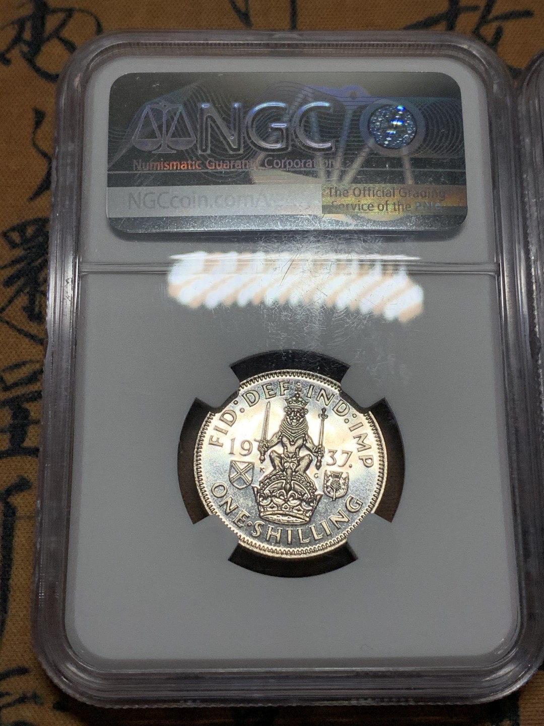 《竞宝斋》第115场-周日，周一 ，2场连拍（全场包邮） NGC-PF64-65 1937年乔治六世加冕首年精制银币，1先令一对（england、scottish），经典狮子币，品相不错 其中一个鼓盒