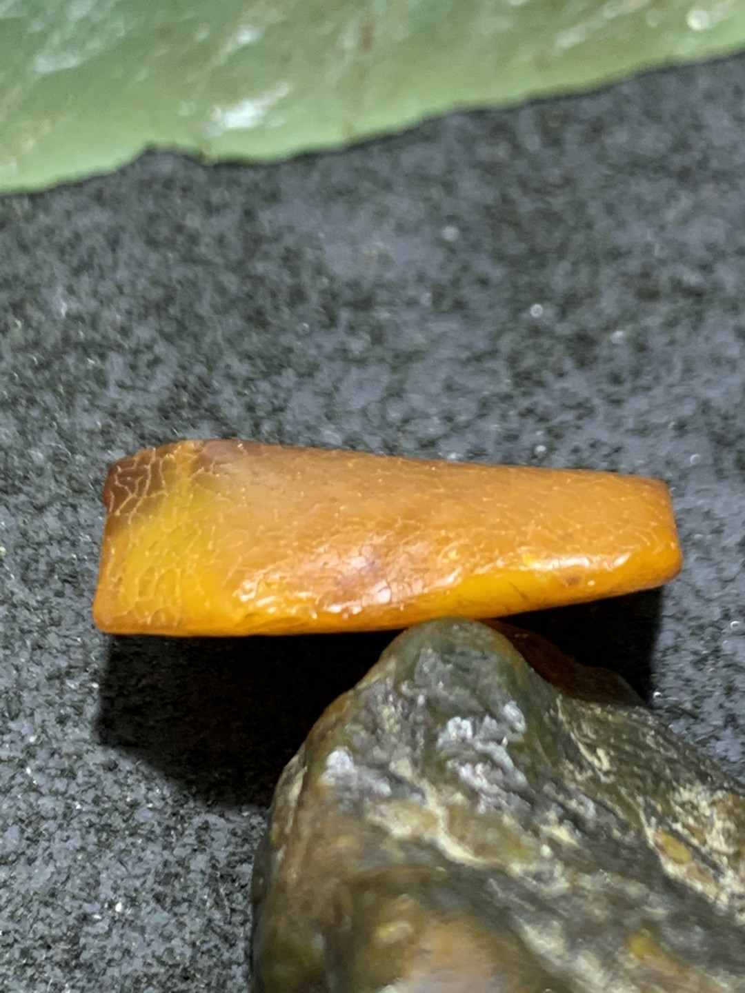 天然蜜蜡小原石吊坠一块，