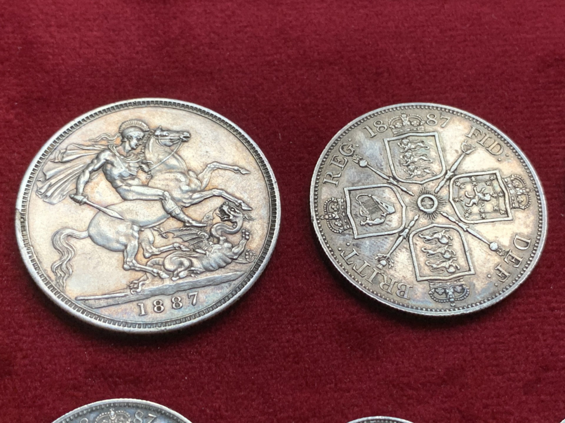 《竞宝斋》第115场-周日，周一 ，2场连拍（全场包邮） 盒装 一套7枚 英国 1887 维多利亚 高冠 版 银币 包浆不错  细节见图 从3便士到克朗马剑银币