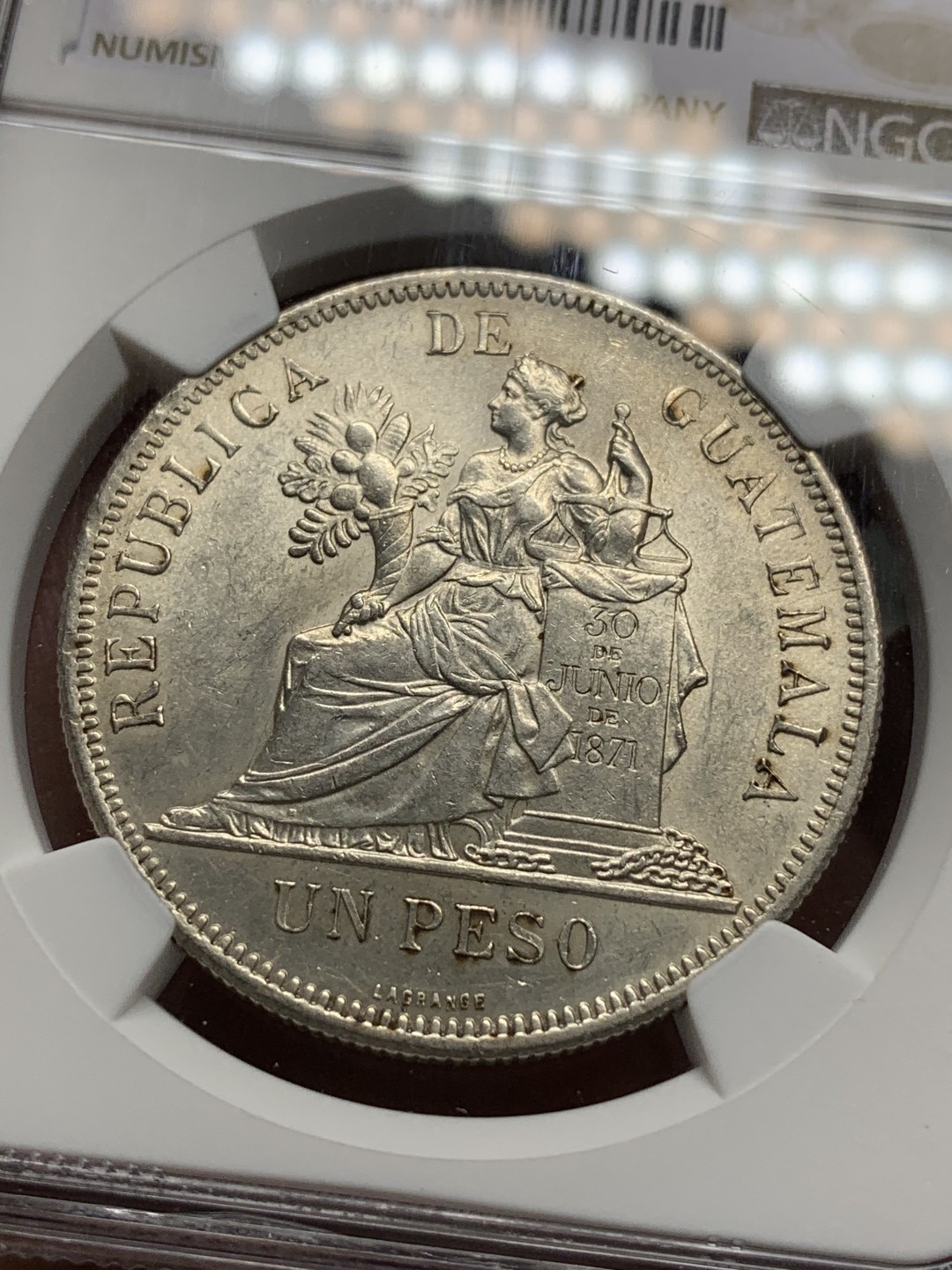 《竞宝斋》第115场-周日，周一 ，2场连拍（全场包邮） NGC-MS63 危地马拉 1894年 1比索 银币 热门中南美 大涨品种 女神设计精美