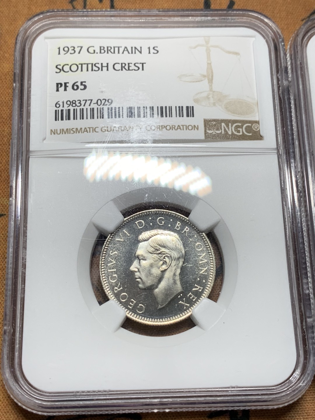 《竞宝斋》第115场-周日，周一 ，2场连拍（全场包邮） NGC-PF64-65 1937年乔治六世加冕首年精制银币，1先令一对（england、scottish），经典狮子币，品相不错 其中一个鼓盒
