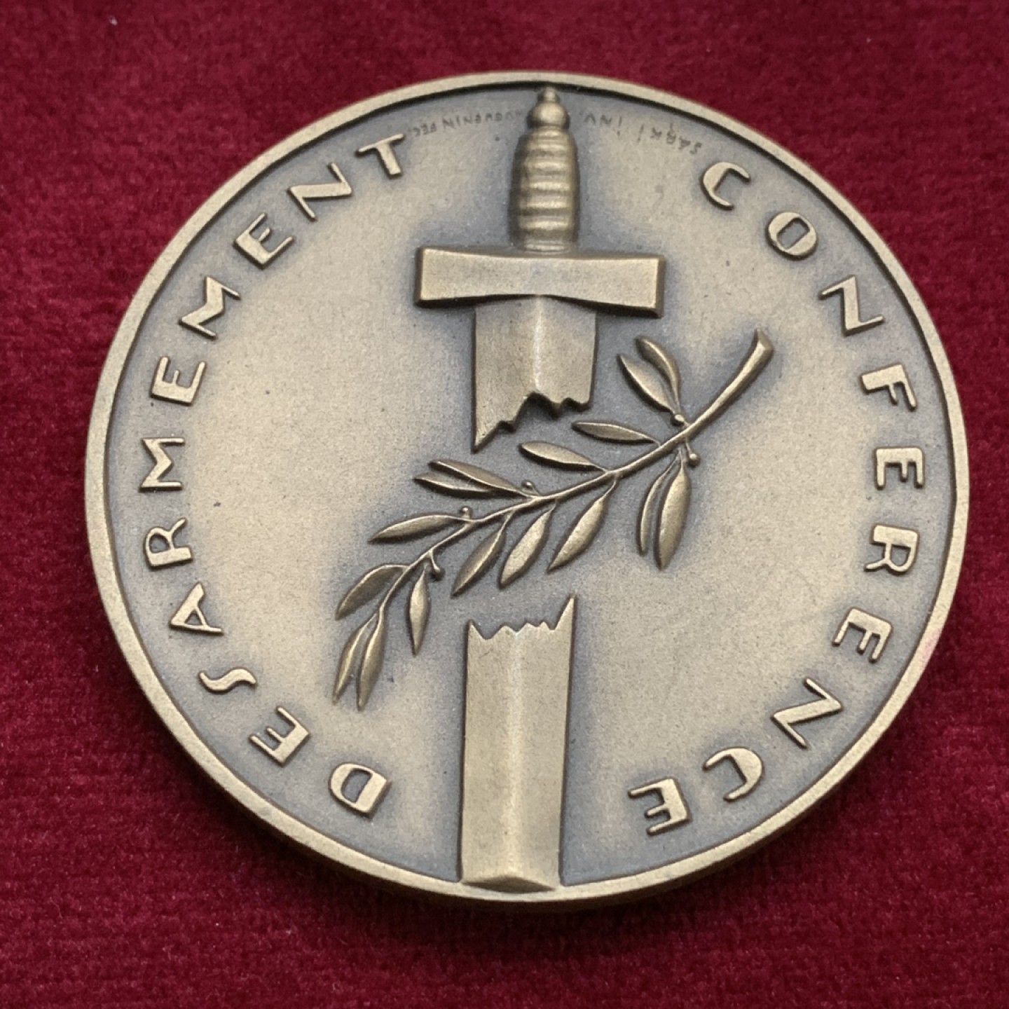 《竞宝斋》第115场-周日，周一 ，2场连拍（全场包邮） 瑞士1932日内瓦裁军会议纪念铜章50mm58g