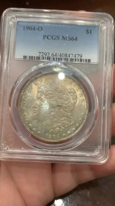 《竞宝斋》第115场-周日，周一 ，2场连拍（全场包邮） PCGS-MS64 美国 1904年 摩根银币 女神面纺织纹 金彩 鹰面淡紫罗兰彩 该币两面具有明显的PL镜面效果
