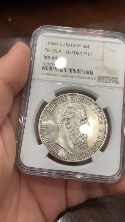 《竞宝斋》第115场-周日，周一 ，2场连拍（全场包邮） NGC-MS64 德国普鲁士1888三皇年5马克，原银光充沛，转光明显，全深打细节极佳