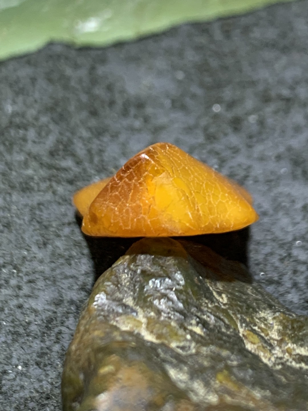 天然蜜蜡小原石吊坠一块，