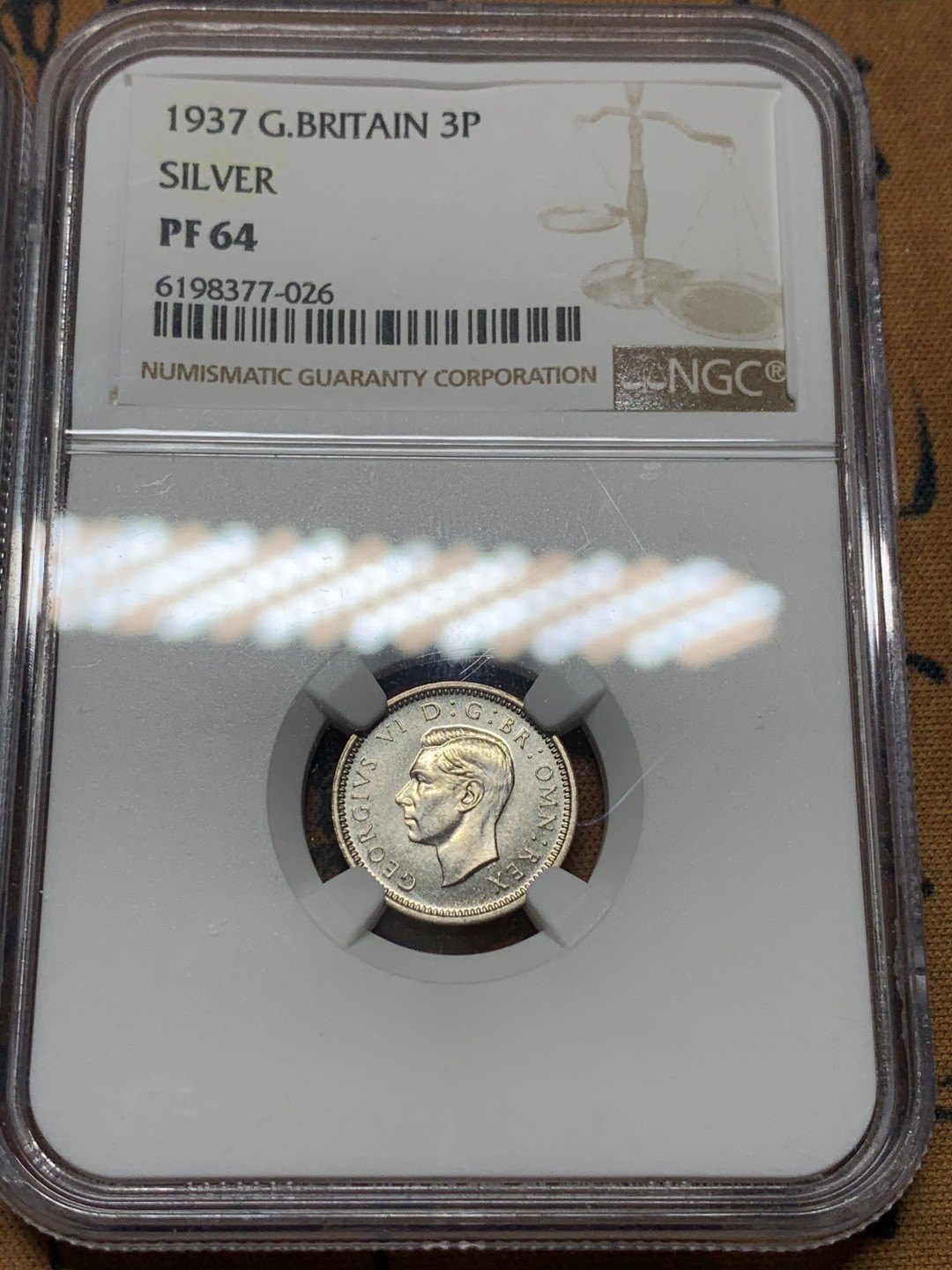 《竞宝斋》第115场-周日，周一 ，2场连拍（全场包邮） NGC-PF64-65 1937年乔治六世加冕首年精制银币，3便士、6便士一对，品相不错，其中一个鼓盒