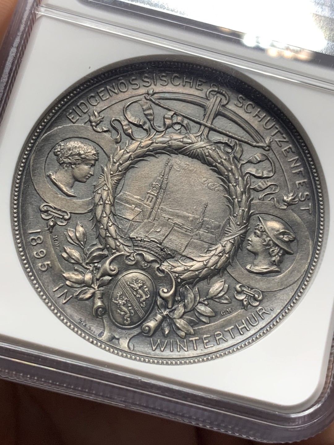 《竞宝斋》第115场-周日，周一 ，2场连拍（全场包邮） NGC MS62 瑞士1895年苏黎世射击节女神大银章 高浮雕加厚评级盒