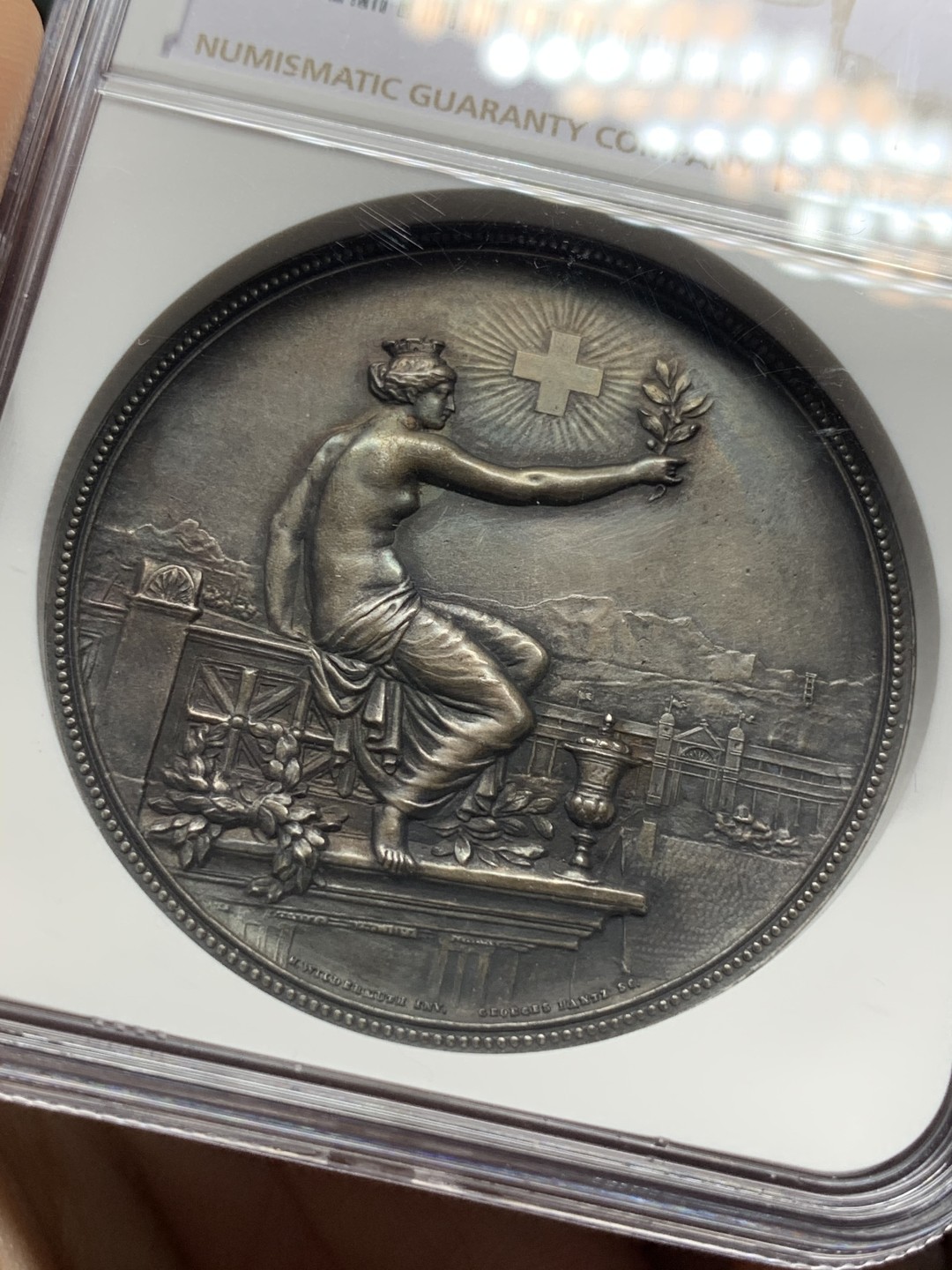 《竞宝斋》第115场-周日，周一 ，2场连拍（全场包邮） NGC MS62 瑞士1895年苏黎世射击节女神大银章 高浮雕加厚评级盒