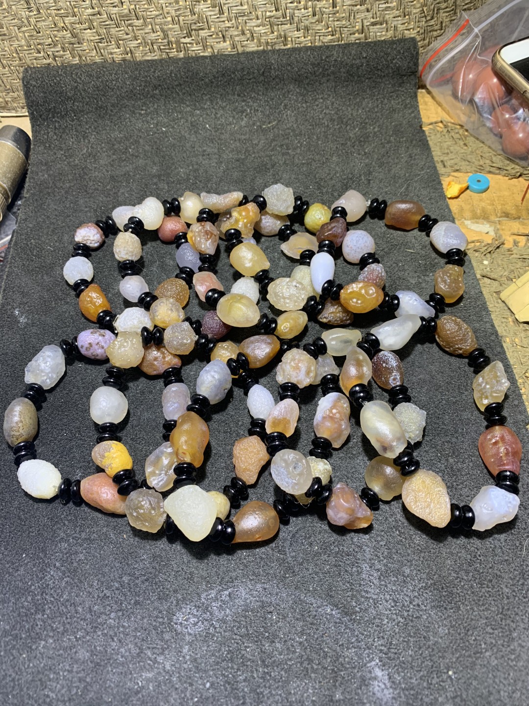 精美阿拉善粉彩糖心玛瑙原石手串十条，