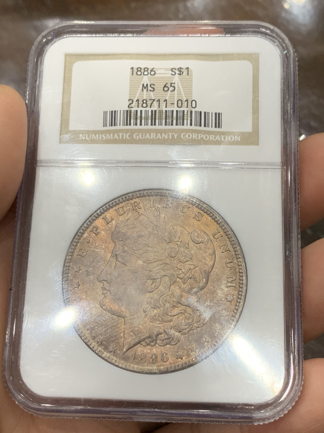 《竞宝斋》第115场-周日，周一 ，2场连拍（全场包邮） NGC-MS65 美国 1886年 摩根银币 NGC 老盒 女神面橘红色满彩 单一纯色 鹰面灰红色满彩