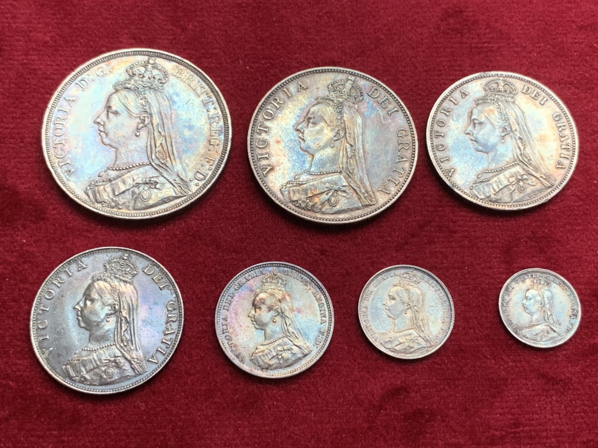 《竞宝斋》第115场-周日，周一 ，2场连拍（全场包邮） 盒装 一套7枚 英国 1887 维多利亚 高冠 版 银币 包浆不错  细节见图 从3便士到克朗马剑银币