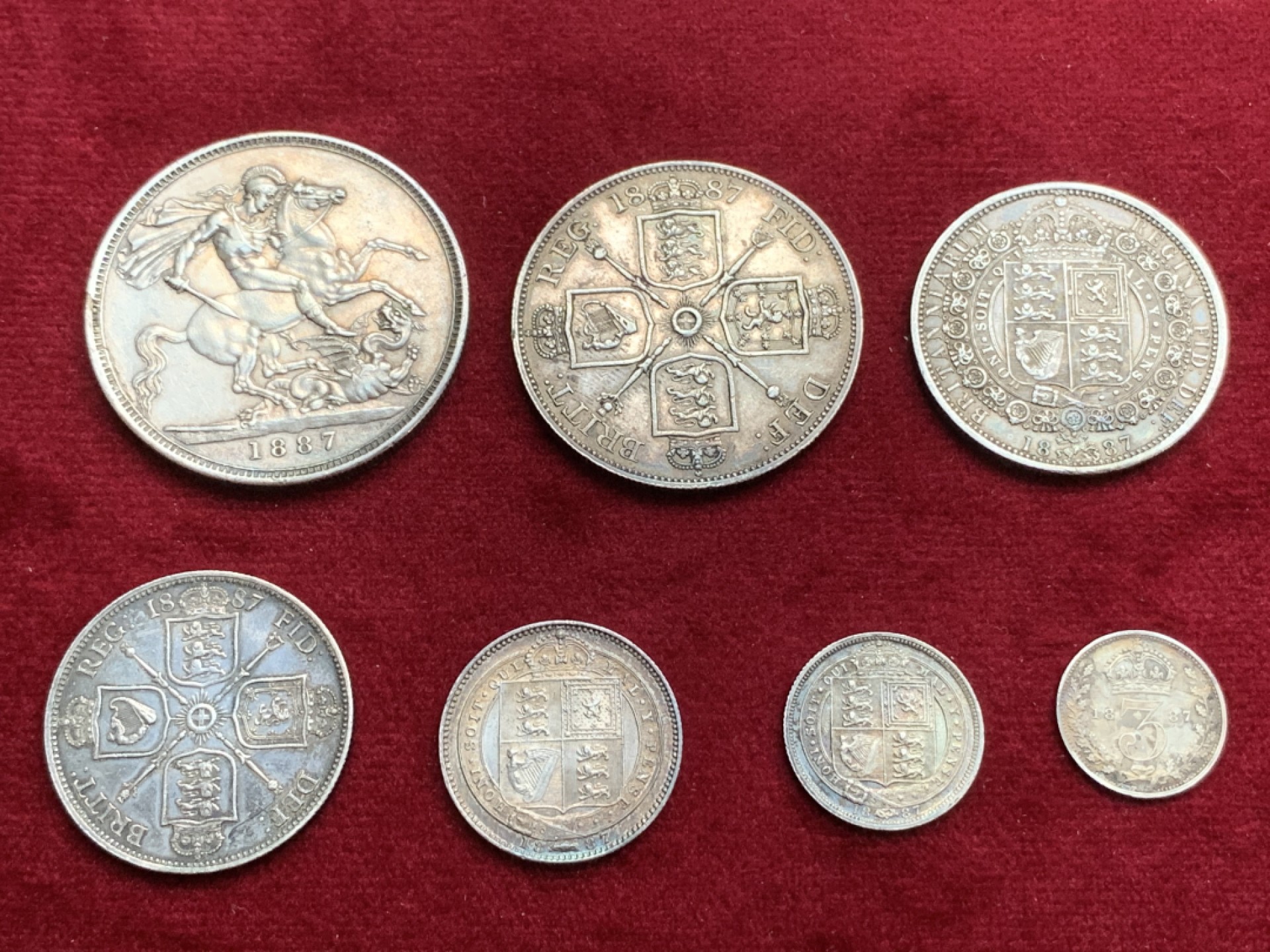 《竞宝斋》第115场-周日，周一 ，2场连拍（全场包邮） 盒装 一套7枚 英国 1887 维多利亚 高冠 版 银币 包浆不错  细节见图 从3便士到克朗马剑银币