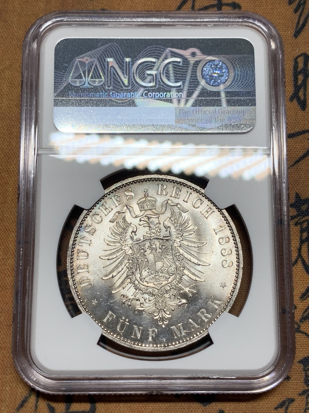 《竞宝斋》第115场-周日，周一 ，2场连拍（全场包邮） NGC-MS64 德国普鲁士1888三皇年5马克，原银光充沛，转光明显，全深打细节极佳