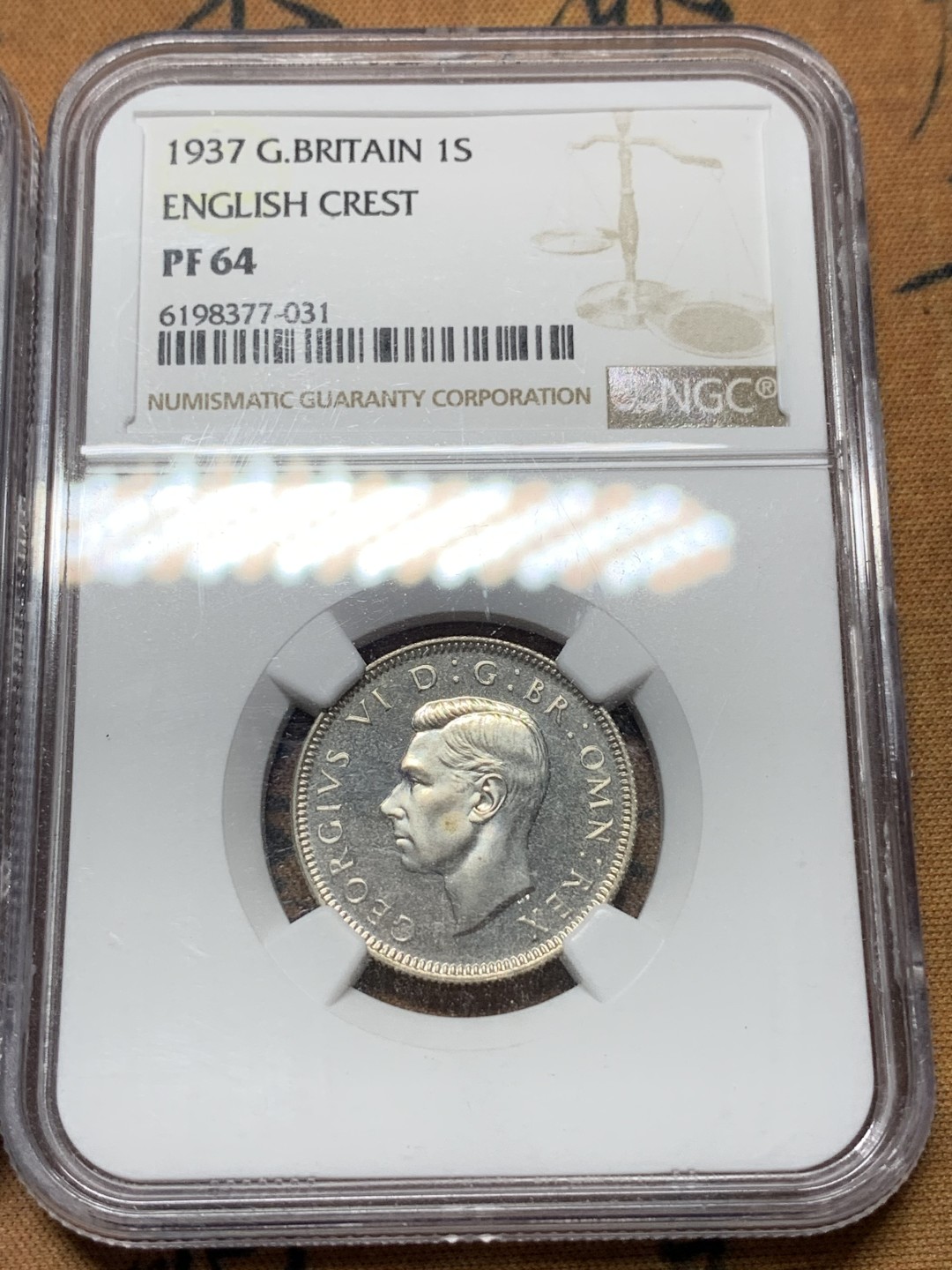 《竞宝斋》第115场-周日，周一 ，2场连拍（全场包邮） NGC-PF64-65 1937年乔治六世加冕首年精制银币，1先令一对（england、scottish），经典狮子币，品相不错 其中一个鼓盒