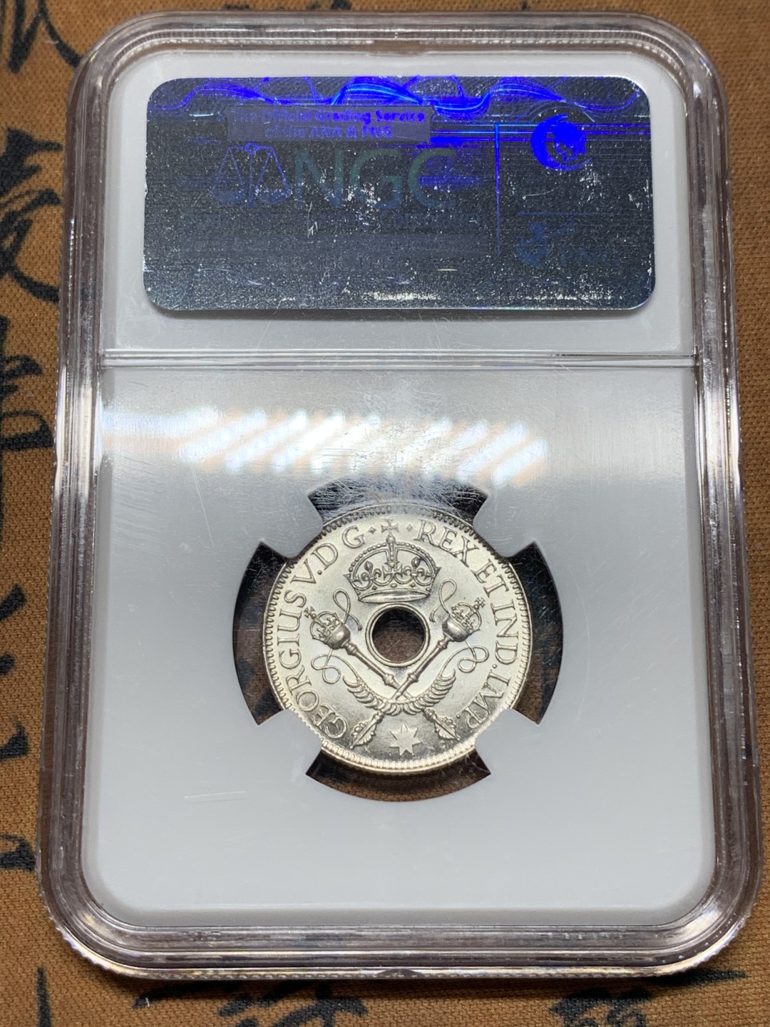 《竞宝斋》第115场-周日，周一 ，2场连拍（全场包邮） NGC MS65 1945 英属 新几内亚1先令 银币 高分难得