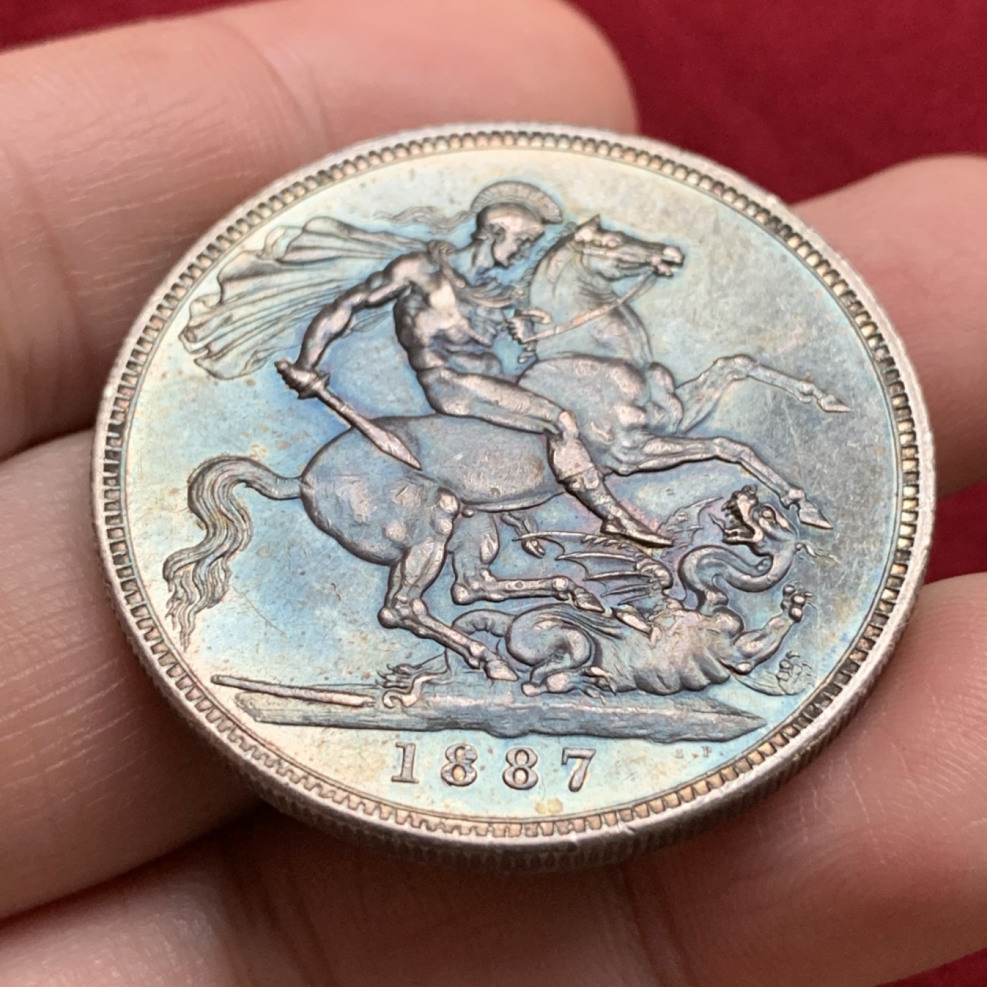 《竞宝斋》第115场-周日，周一 ，2场连拍（全场包邮） 英国 1887年 维多利亚 女王 高冠版 克朗马剑银币 深彩包浆 细节不错