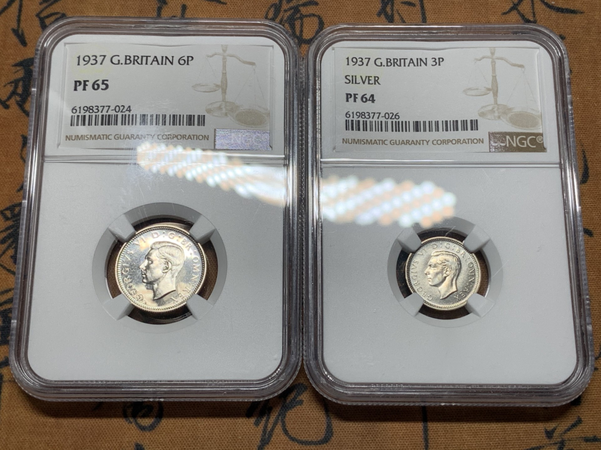 《竞宝斋》第115场-周日，周一 ，2场连拍（全场包邮） NGC-PF64-65 1937年乔治六世加冕首年精制银币，3便士、6便士一对，品相不错，其中一个鼓盒