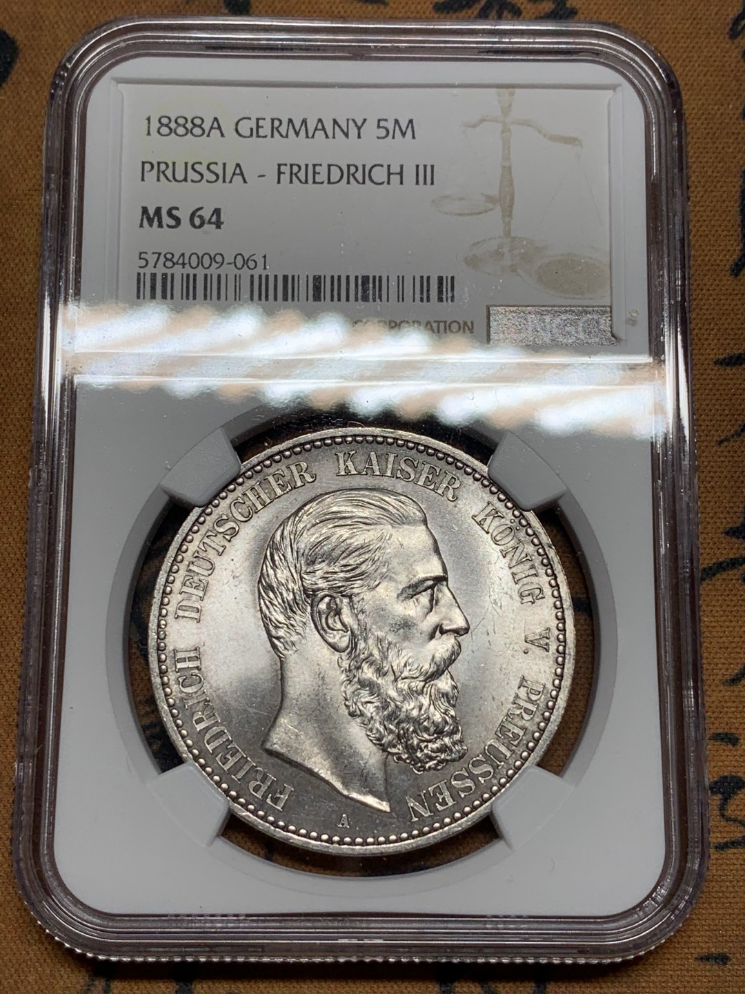 《竞宝斋》第115场-周日，周一 ，2场连拍（全场包邮） NGC-MS64 德国普鲁士1888三皇年5马克，原银光充沛，转光明显，全深打细节极佳