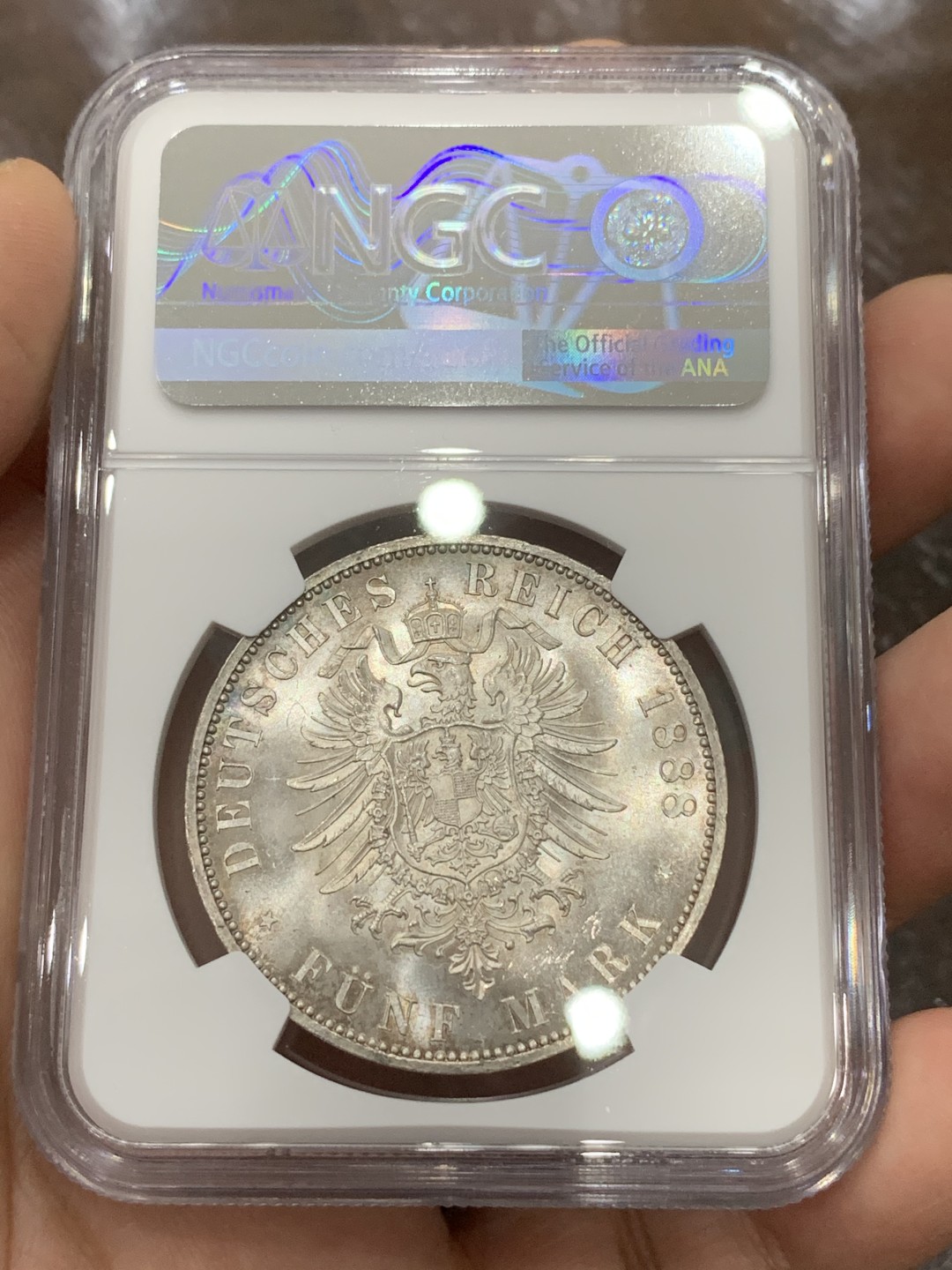 《竞宝斋》第115场-周日，周一 ，2场连拍（全场包邮） NGC-MS64 德国普鲁士1888三皇年5马克，原银光充沛，转光明显，全深打细节极佳