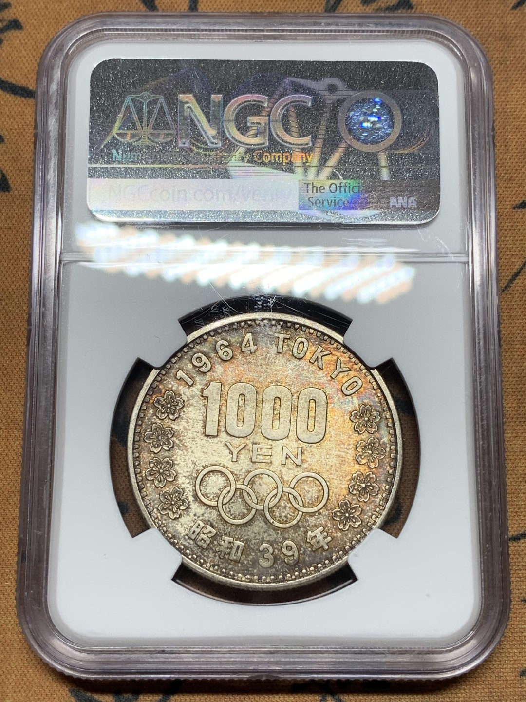 《竞宝斋》第115场-周日，周一 ，2场连拍（全场包邮） NGC MS66 日本 1964年 东京奥运会 1000日元银币 20克 925银 金色包浆 状态不错