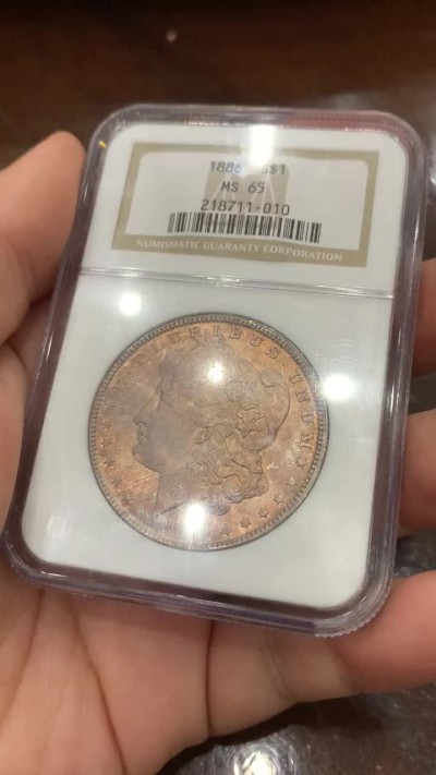 《竞宝斋》第115场-周日，周一 ，2场连拍（全场包邮） NGC-MS65 美国 1886年 摩根银币 NGC 老盒 女神面橘红色满彩 单一纯色 鹰面灰红色满彩