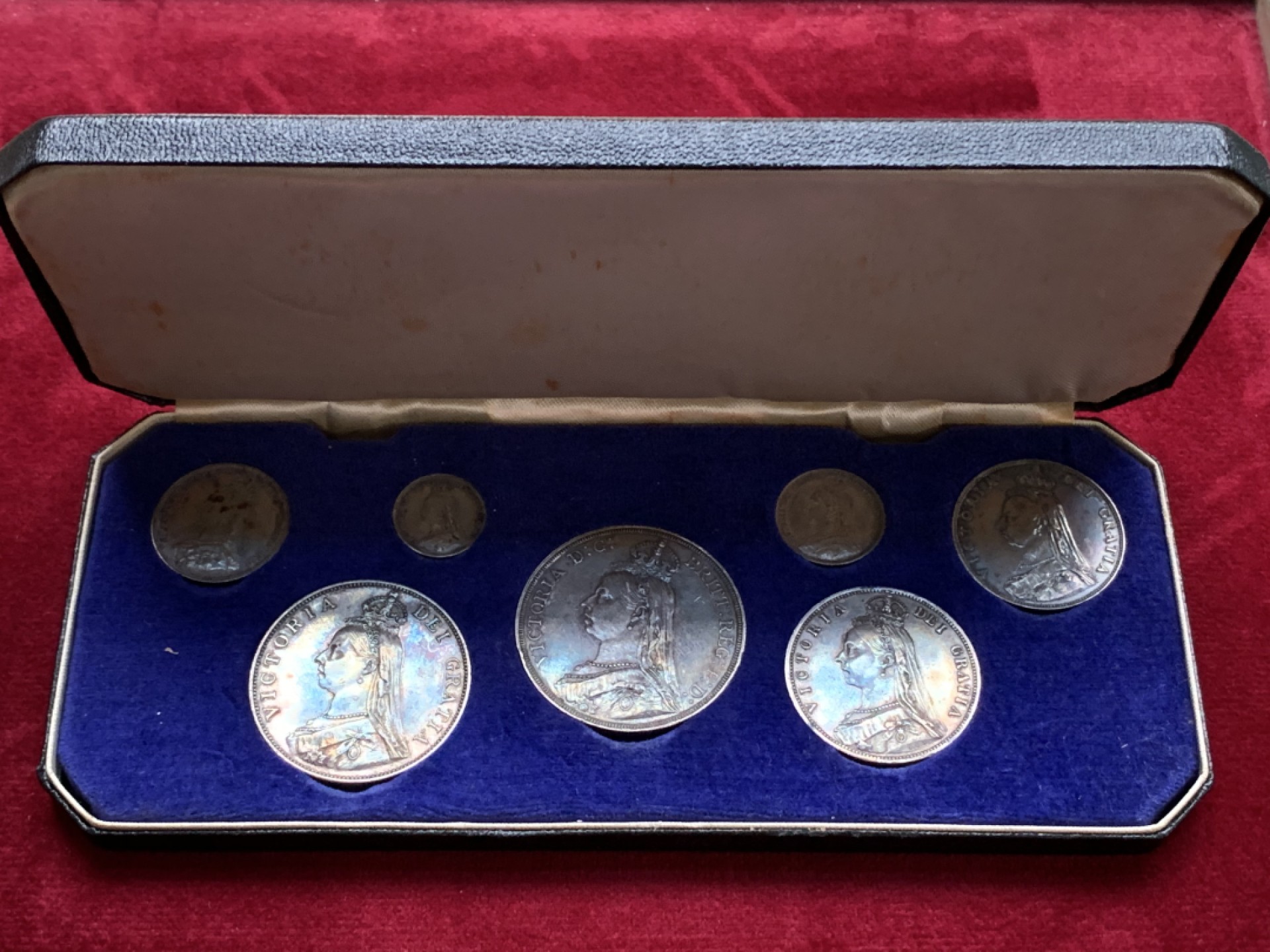 《竞宝斋》第115场-周日，周一 ，2场连拍（全场包邮） 盒装 一套7枚 英国 1887 维多利亚 高冠 版 银币 包浆不错  细节见图 从3便士到克朗马剑银币