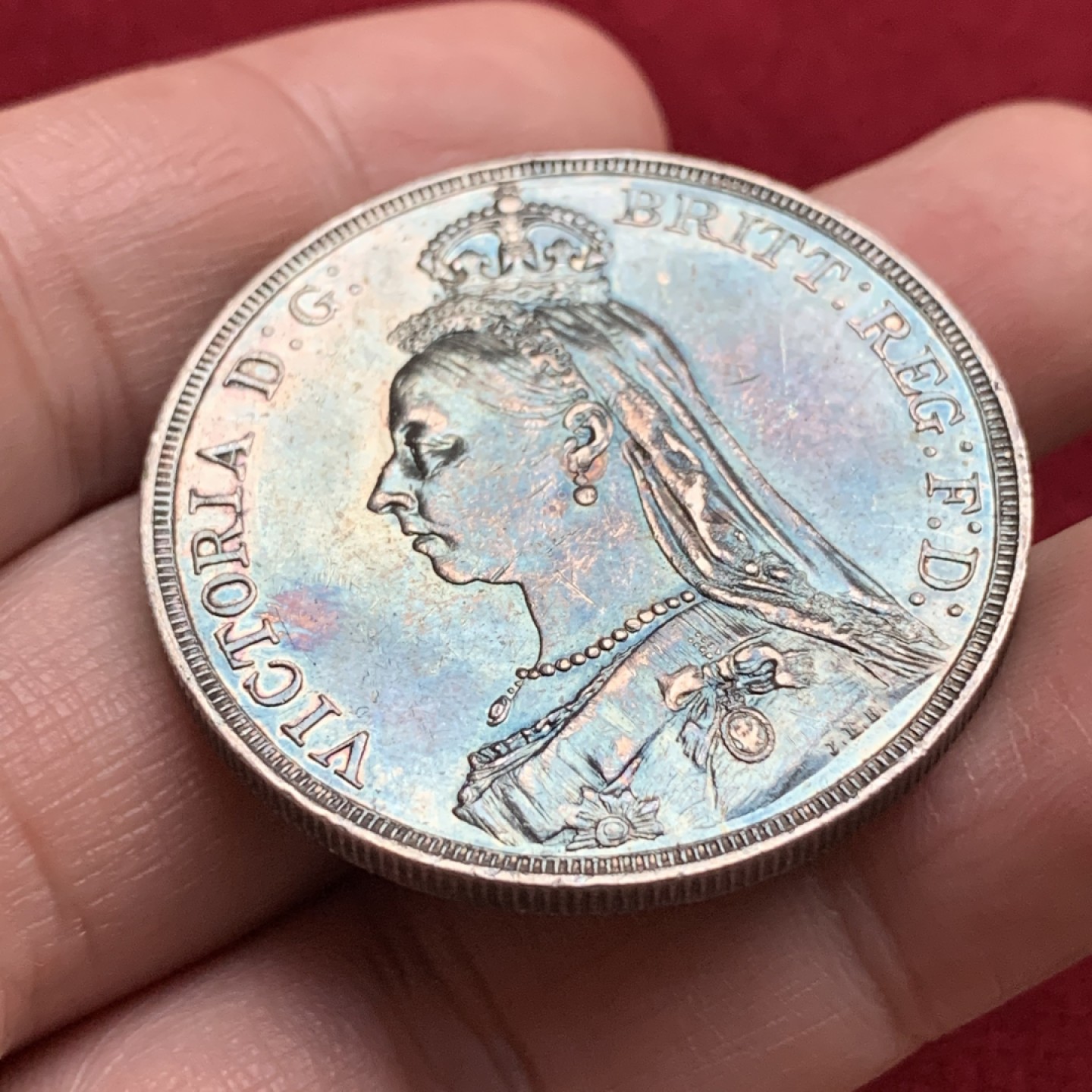 《竞宝斋》第115场-周日，周一 ，2场连拍（全场包邮） 英国 1887年 维多利亚 女王 高冠版 克朗马剑银币 深彩包浆 细节不错