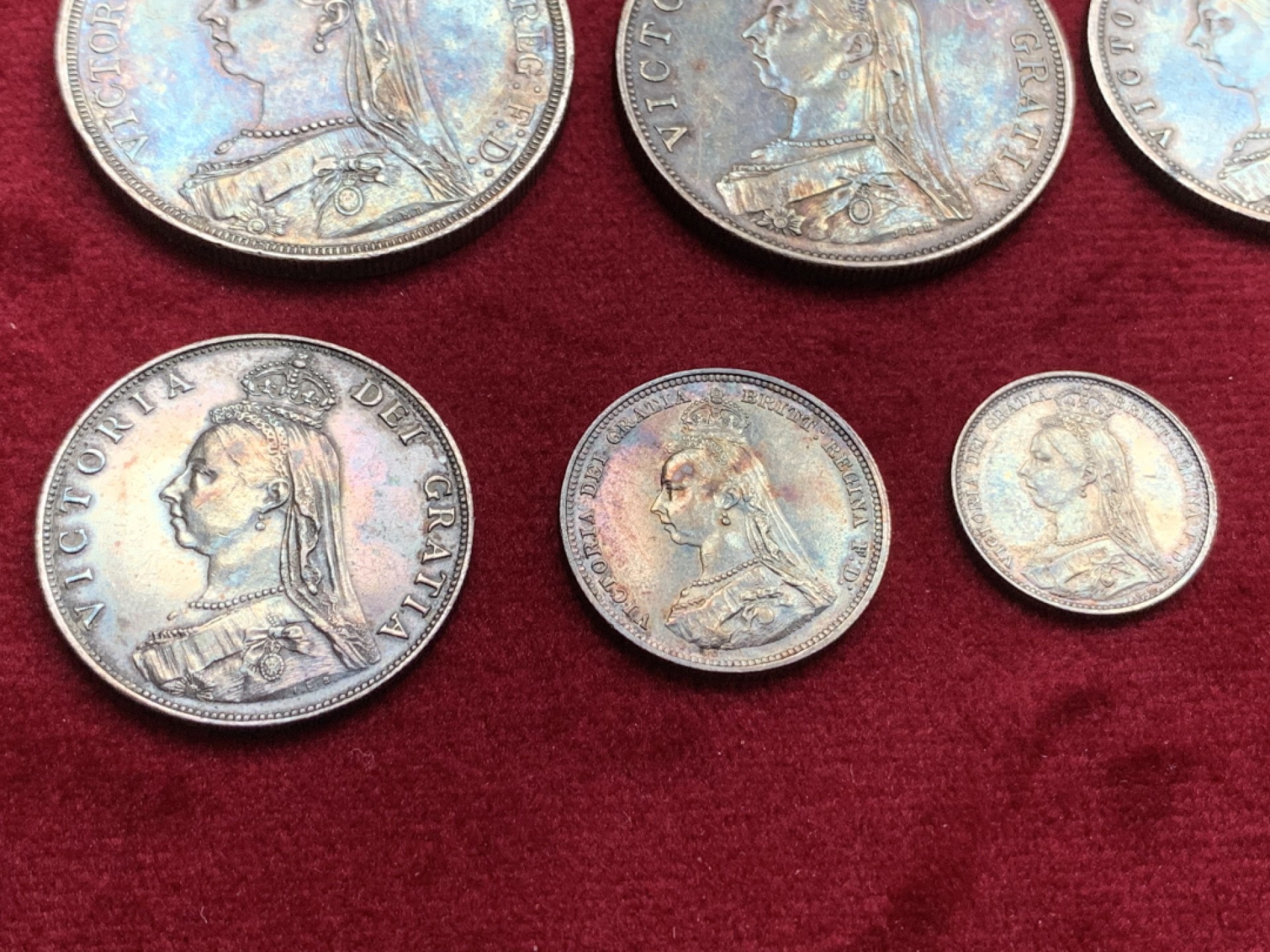 《竞宝斋》第115场-周日，周一 ，2场连拍（全场包邮） 盒装 一套7枚 英国 1887 维多利亚 高冠 版 银币 包浆不错  细节见图 从3便士到克朗马剑银币