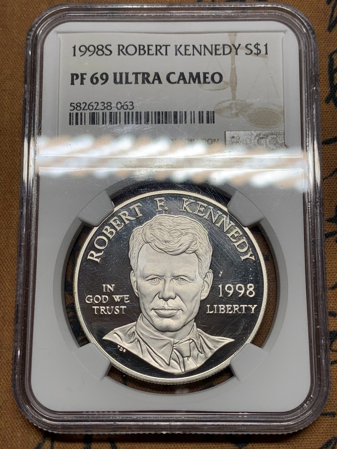 《竞宝斋》第115场-周日，周一 ，2场连拍（全场包邮） NGC PF69UC 美国 1998年 肯尼迪 纪念  精制大银币 26.73克 900银 不多见的 状态好