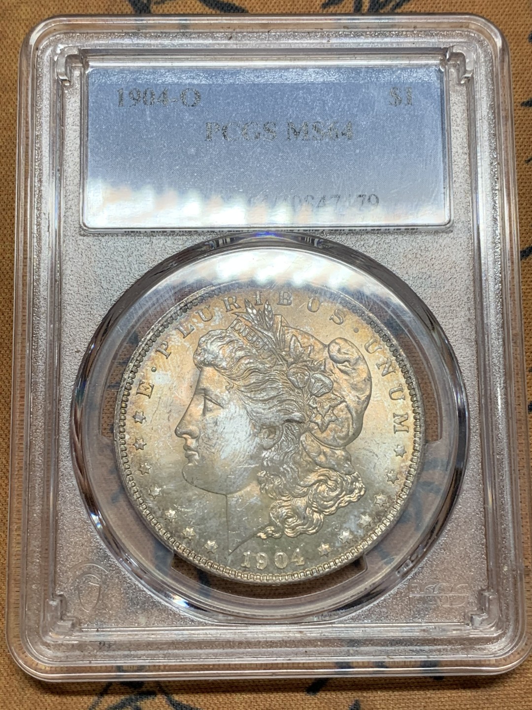 《竞宝斋》第115场-周日，周一 ，2场连拍（全场包邮） PCGS-MS64 美国 1904年 摩根银币 女神面纺织纹 金彩 鹰面淡紫罗兰彩 该币两面具有明显的PL镜面效果