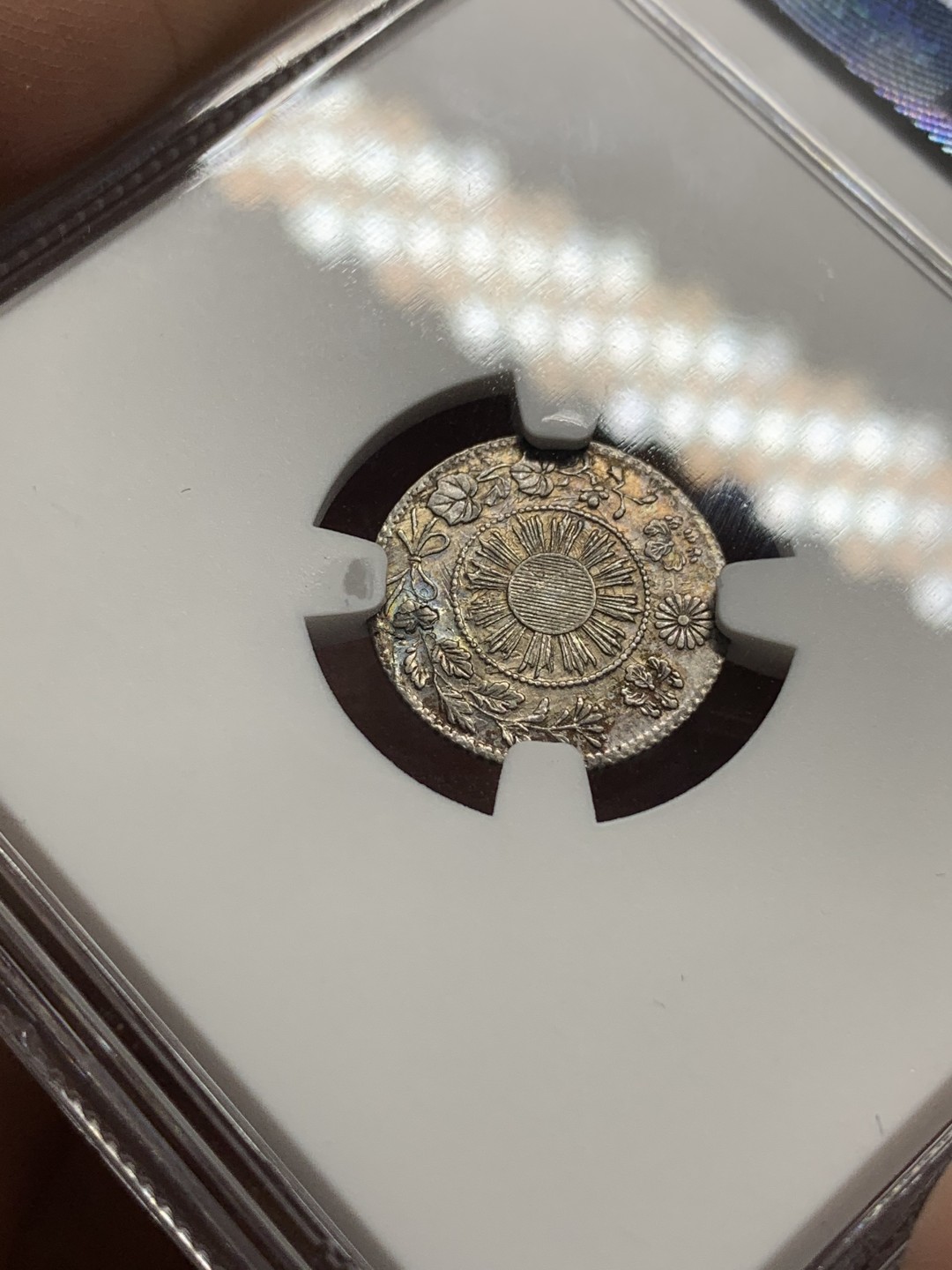 《竞宝斋》第115场-周日，周一 ，2场连拍（全场包邮） NGC-MS63 日本1871 明治4年 旭日龙五钱 银币，特年，重浆五彩