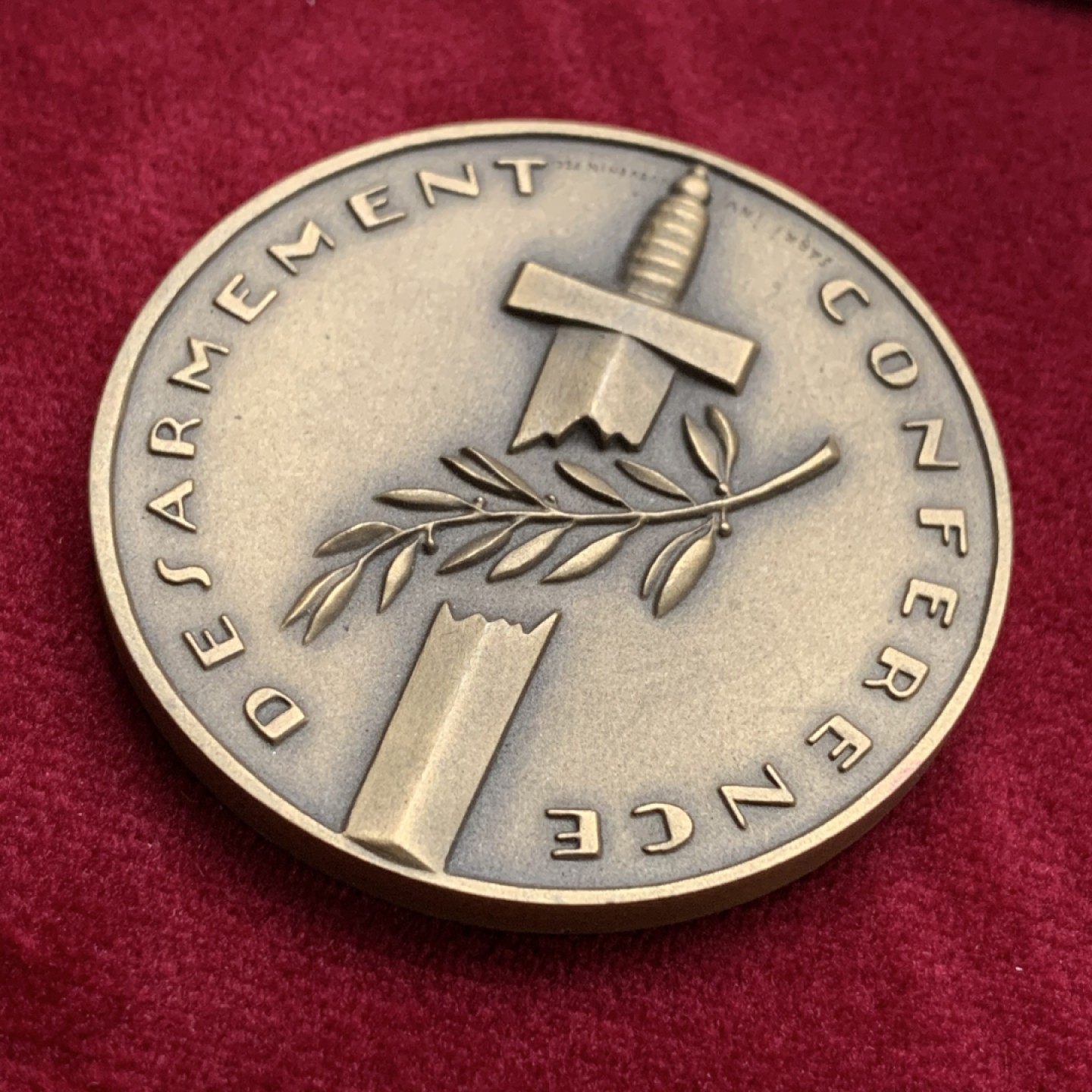 《竞宝斋》第115场-周日，周一 ，2场连拍（全场包邮） 瑞士1932日内瓦裁军会议纪念铜章50mm58g