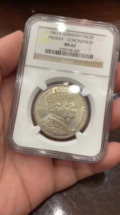 《竞宝斋》第115场-周日，周一 ，2场连拍（全场包邮） NGC MS-62 德国普鲁士 1861年 登基毛衣泰勒 银币