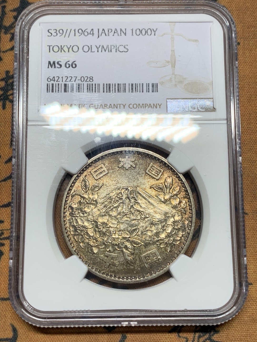 《竞宝斋》第115场-周日，周一 ，2场连拍（全场包邮） NGC MS66 日本 1964年 东京奥运会 1000日元银币 20克 925银 金色包浆 状态不错