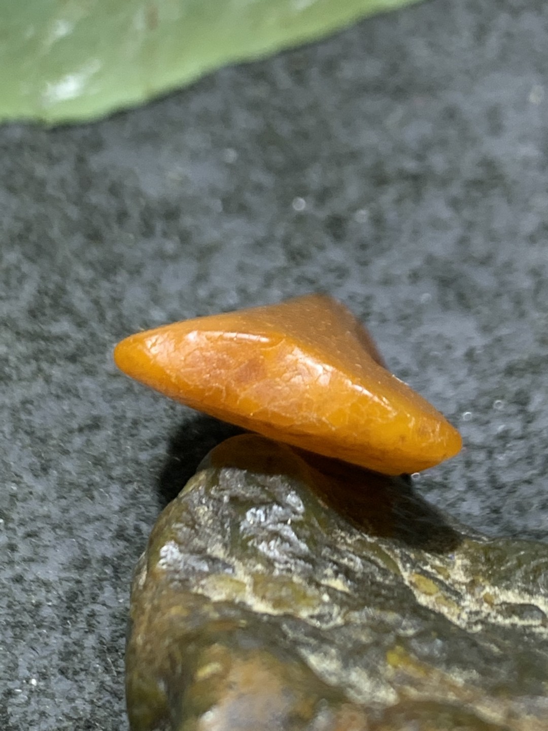 天然蜜蜡小原石吊坠一块，