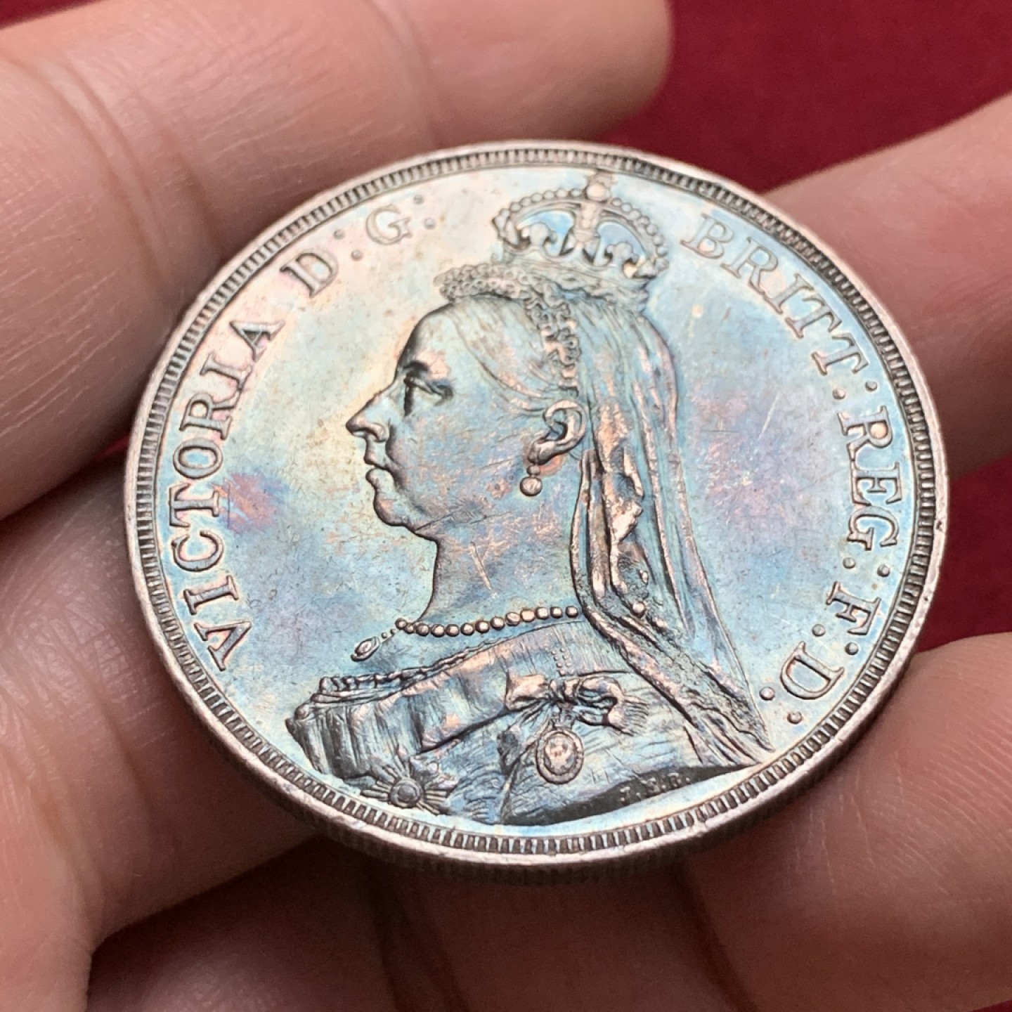 《竞宝斋》第115场-周日，周一 ，2场连拍（全场包邮） 英国 1887年 维多利亚 女王 高冠版 克朗马剑银币 深彩包浆 细节不错