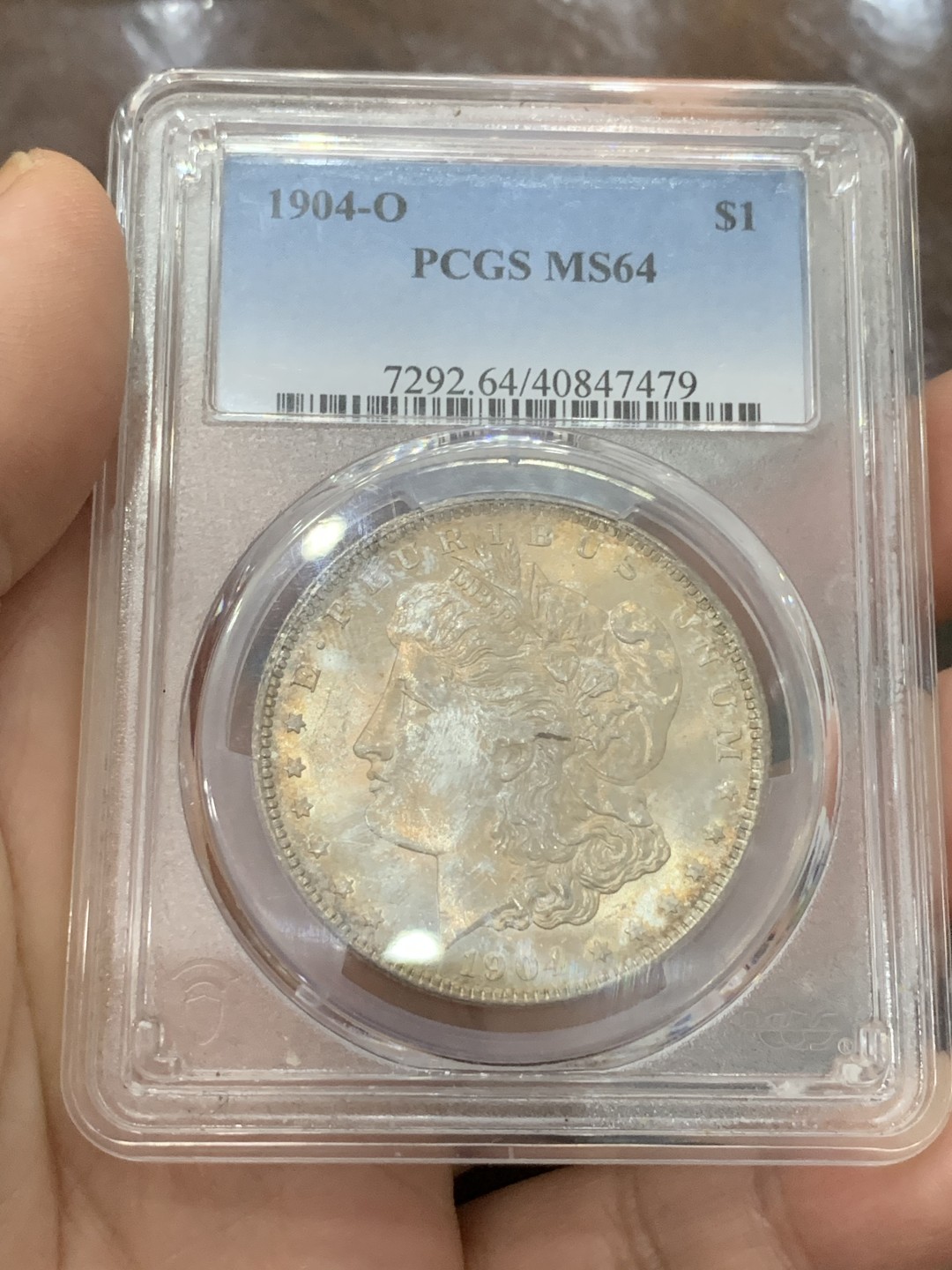 《竞宝斋》第115场-周日，周一 ，2场连拍（全场包邮） PCGS-MS64 美国 1904年 摩根银币 女神面纺织纹 金彩 鹰面淡紫罗兰彩 该币两面具有明显的PL镜面效果