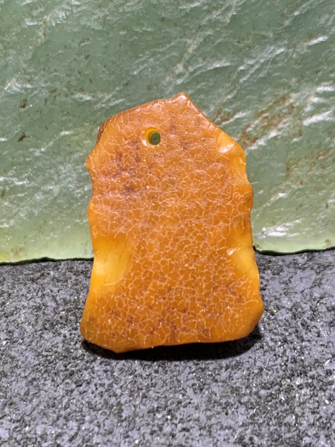 天然蜜蜡小原石吊坠一块，