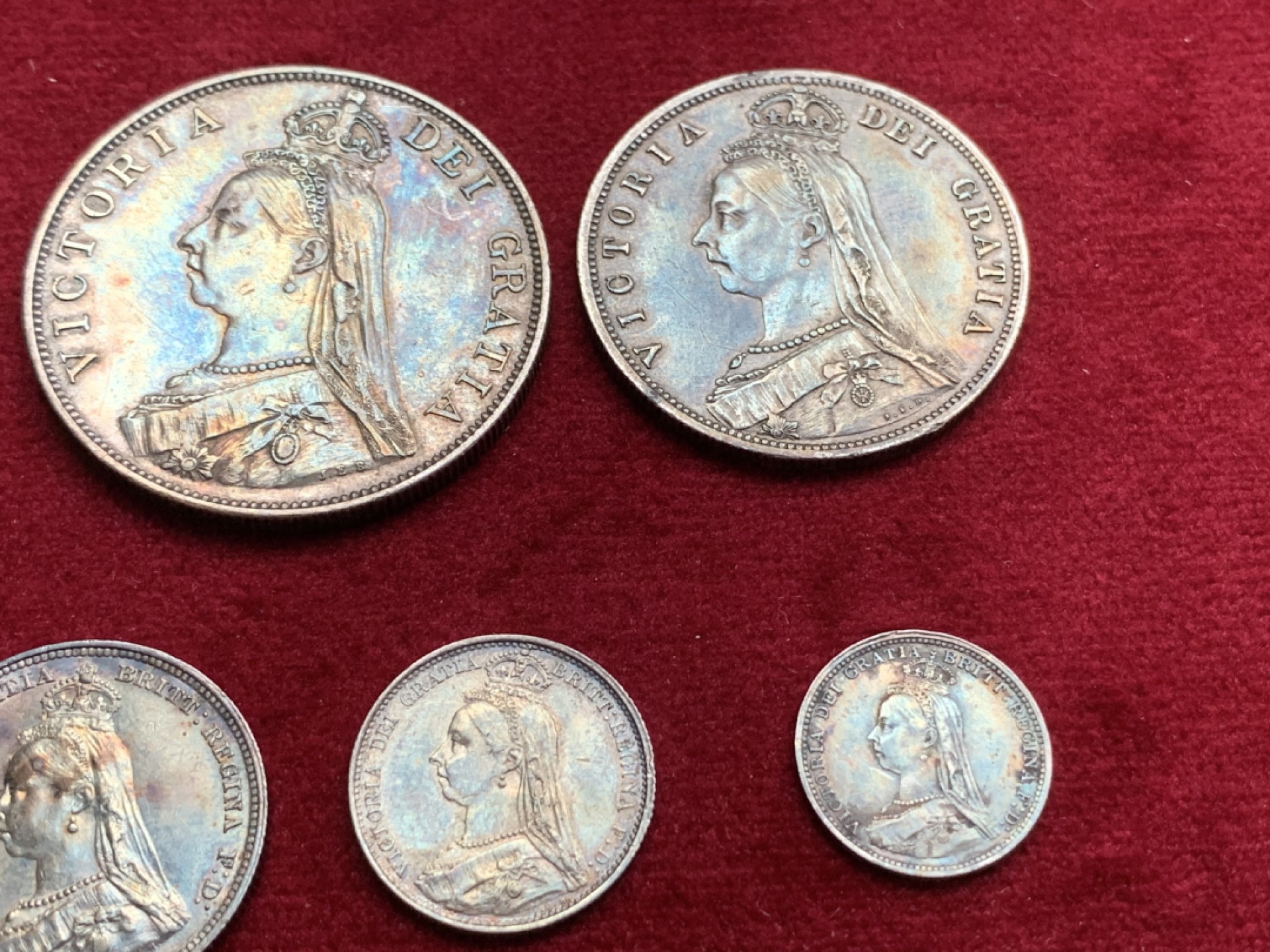 《竞宝斋》第115场-周日，周一 ，2场连拍（全场包邮） 盒装 一套7枚 英国 1887 维多利亚 高冠 版 银币 包浆不错  细节见图 从3便士到克朗马剑银币