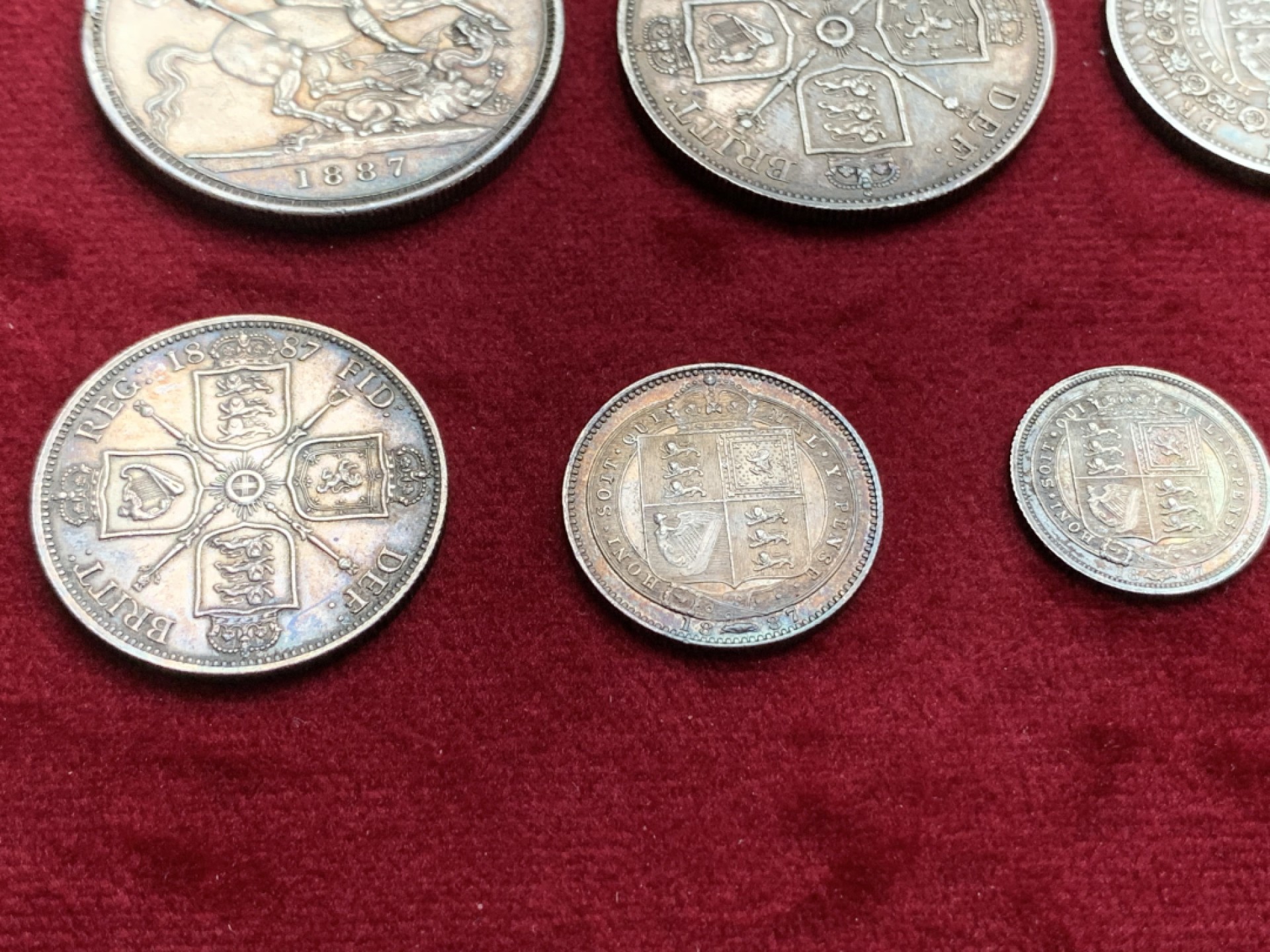 《竞宝斋》第115场-周日，周一 ，2场连拍（全场包邮） 盒装 一套7枚 英国 1887 维多利亚 高冠 版 银币 包浆不错  细节见图 从3便士到克朗马剑银币