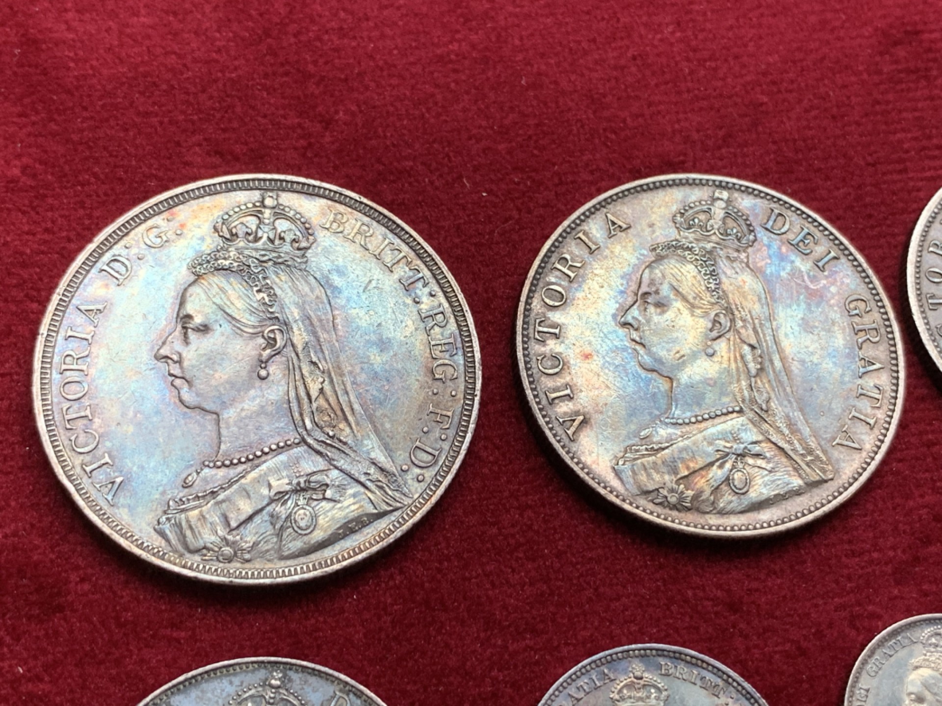 《竞宝斋》第115场-周日，周一 ，2场连拍（全场包邮） 盒装 一套7枚 英国 1887 维多利亚 高冠 版 银币 包浆不错  细节见图 从3便士到克朗马剑银币