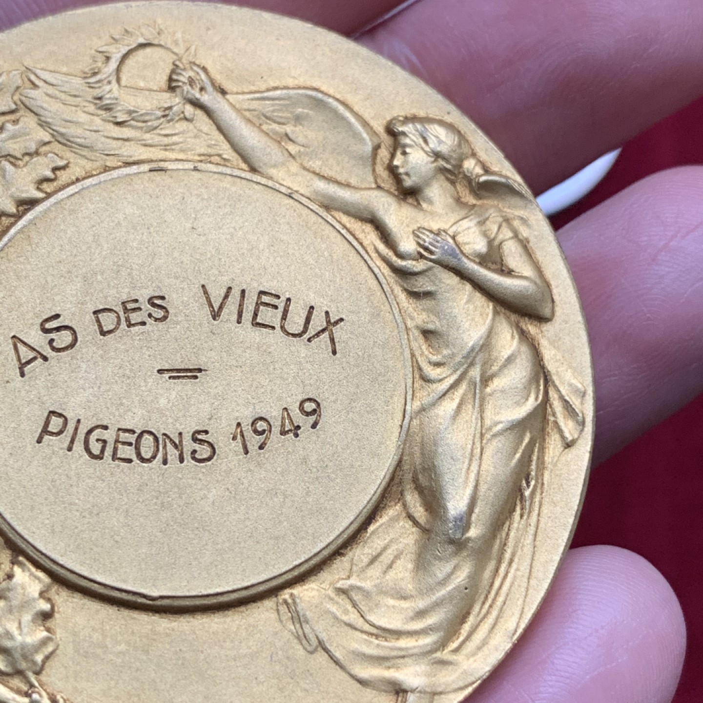 《竞宝斋》第115场-周日，周一 ，2场连拍（全场包邮） 法国 1949 信鸽协会 镀金铜章56mm70g