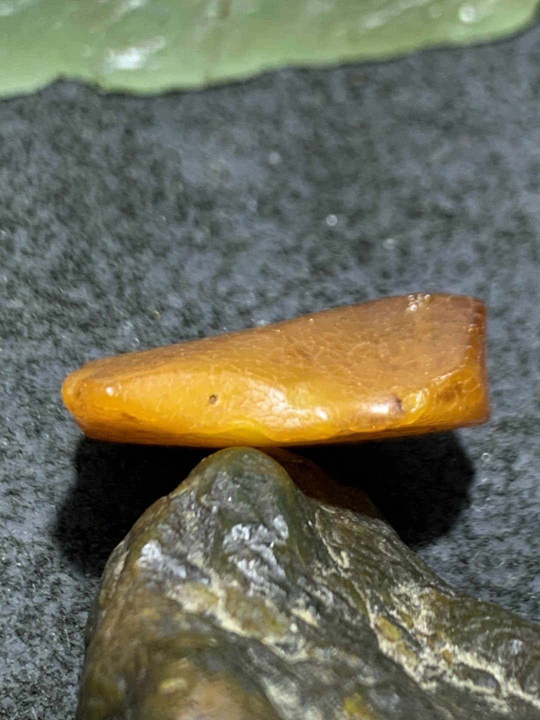 天然蜜蜡小原石吊坠一块，