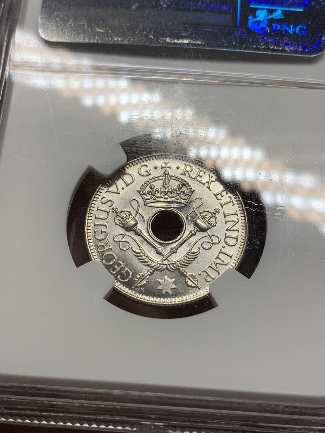 《竞宝斋》第115场-周日，周一 ，2场连拍（全场包邮） NGC MS65 1945 英属 新几内亚1先令 银币 高分难得