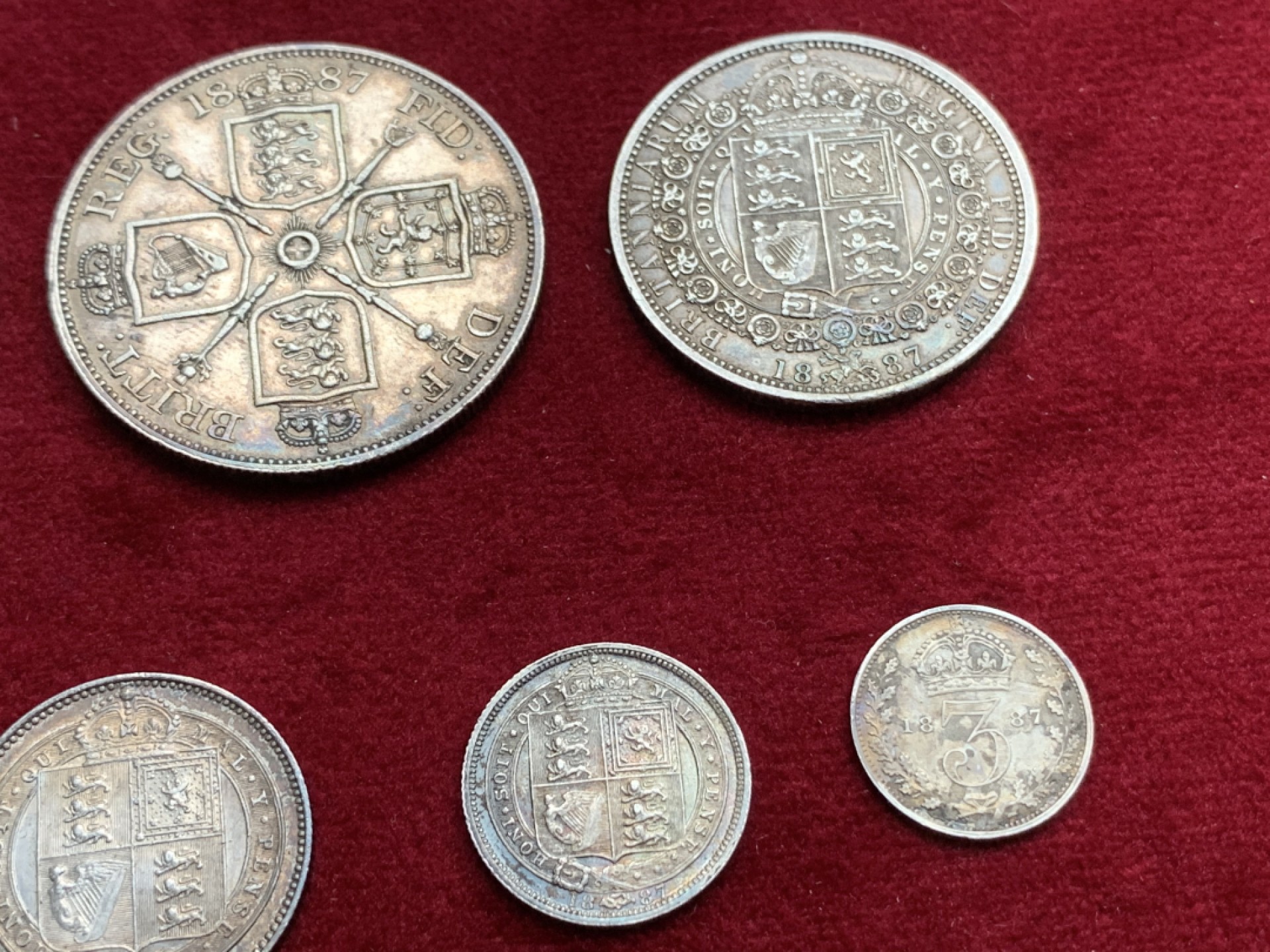 《竞宝斋》第115场-周日，周一 ，2场连拍（全场包邮） 盒装 一套7枚 英国 1887 维多利亚 高冠 版 银币 包浆不错  细节见图 从3便士到克朗马剑银币