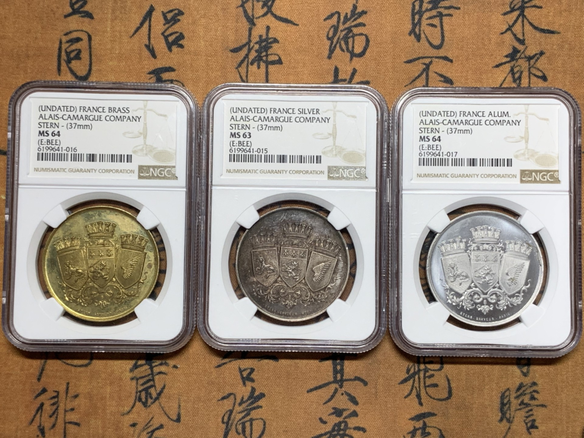《竞宝斋》第115场-周日，周一 ，2场连拍（全场包邮） NGC-MS63/64/64 法国 十九世纪 Alais-Camargue贸易公司银铝铜章三枚 设计漂亮 银章五彩